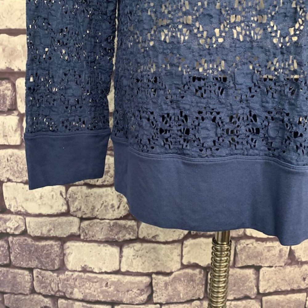 Chico's Size M Blue Sheer Lace Top - Picture 7 of 10
